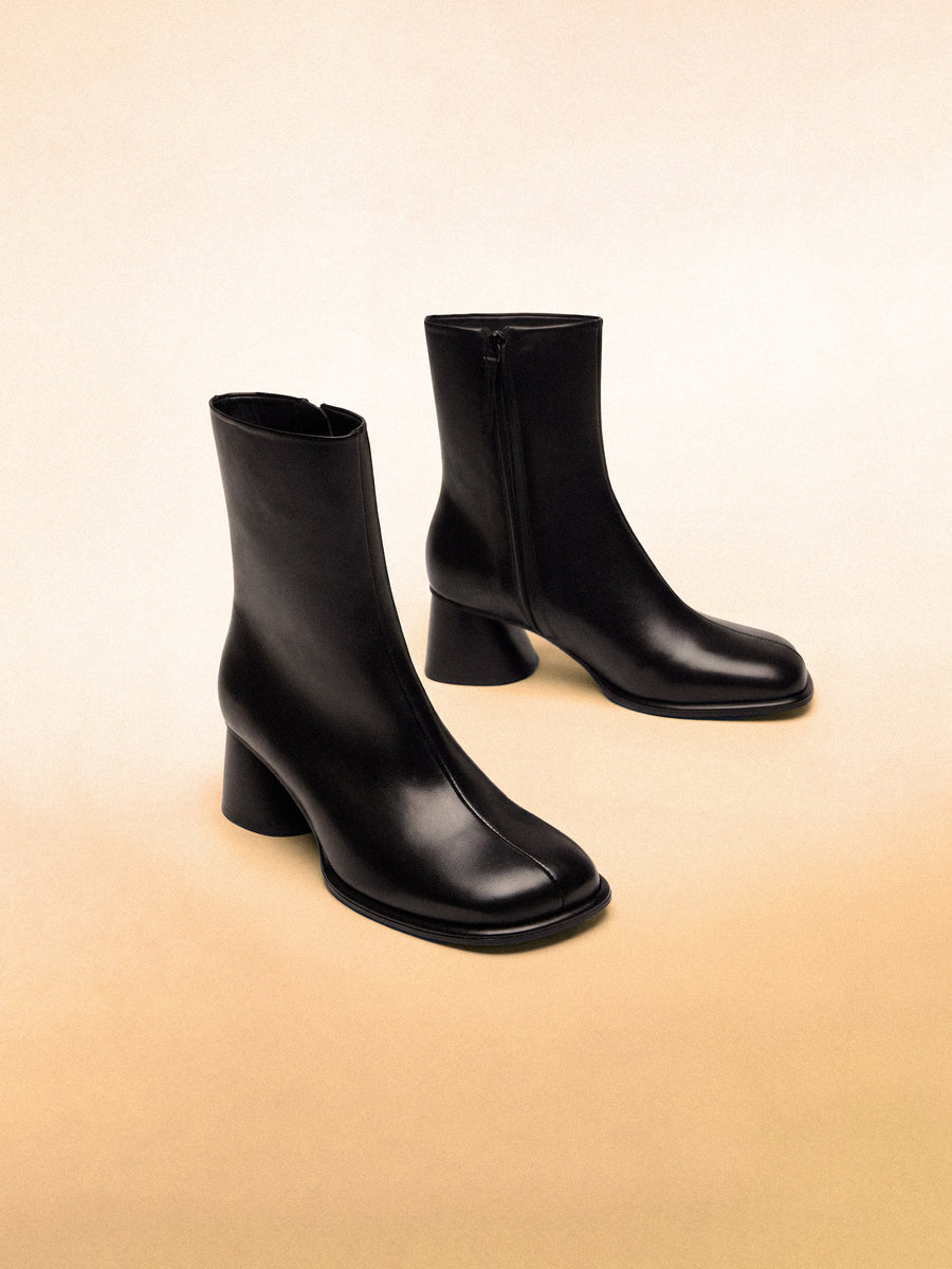 WOMEN BETWEEN SEASONS. Footwear for now.
